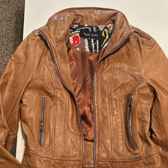 Woman’s Tan Leather Jacket - Picture 4 of 8